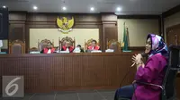 Ahli Psikologi UI, Dewi Taviana memberi kesaksian saat sidang ke-22, kasus kematian Mirna Wayan Salihin di Pengadilan Negeri Jakarta Pusat, Jakarta, Senin (19/9). (Liputan6.com/Helmi Afandi)