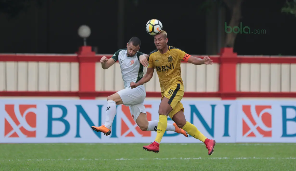 Duel pemain PS Tira, Aleksandar Rakic (kiri) dan pemain Bhayangkara FC, Jajang Mulyana pada lanjutan Liga 1 2018 di Stadion PTIK, Jakarta, Jumat (4/5/2018). Bhayangkara bermain imbang 1-1 dengan PS Tira. (Bola.com/Nick Hanoatubun)