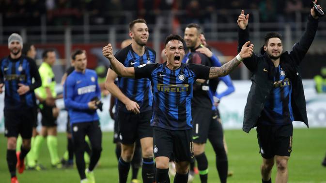 Para pemain Inter Milan merayakan kemenangan atas AC Milan pada akhir laga pekan 28 Liga Italia Serie A di Stadion San Siro, Milan, Minggu (17/3). Inter menggeser Milan dari posisi tiga klasemen. (AP Photo/Luca Bruno)