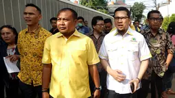 Ketum GMPG, Ahmad Doli Kurnia bersama Anggota GMPG mendatangi kantor DPP Partai Golkar Jakarta, Selasa (25/7). GMPG juga menuntut ketua umum Partai Golkar Setya Novanto dicopot dari jabatannya karena kasus korupsi. (Liputan6.com/Johan Tallo)