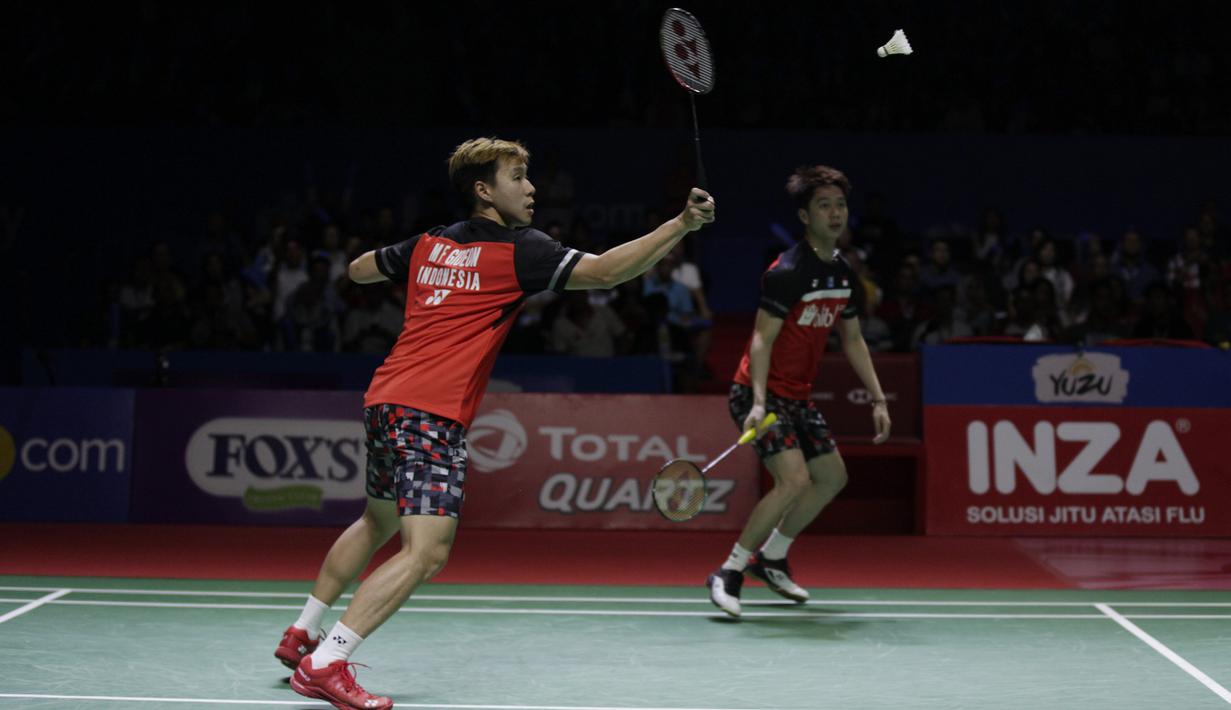 Ganda putra Indonesia, Marcus Gideon / Kevin Sanjaya, saat melawan Li Jun Hui / Liu Yu Chen pada Indonesia Open 2019 di Istora Senayan, Sabtu (20/7). Marcus / Kevin menang 21-9 dan 21-13. (Bola.com/Vitalis Yogi Trisna)