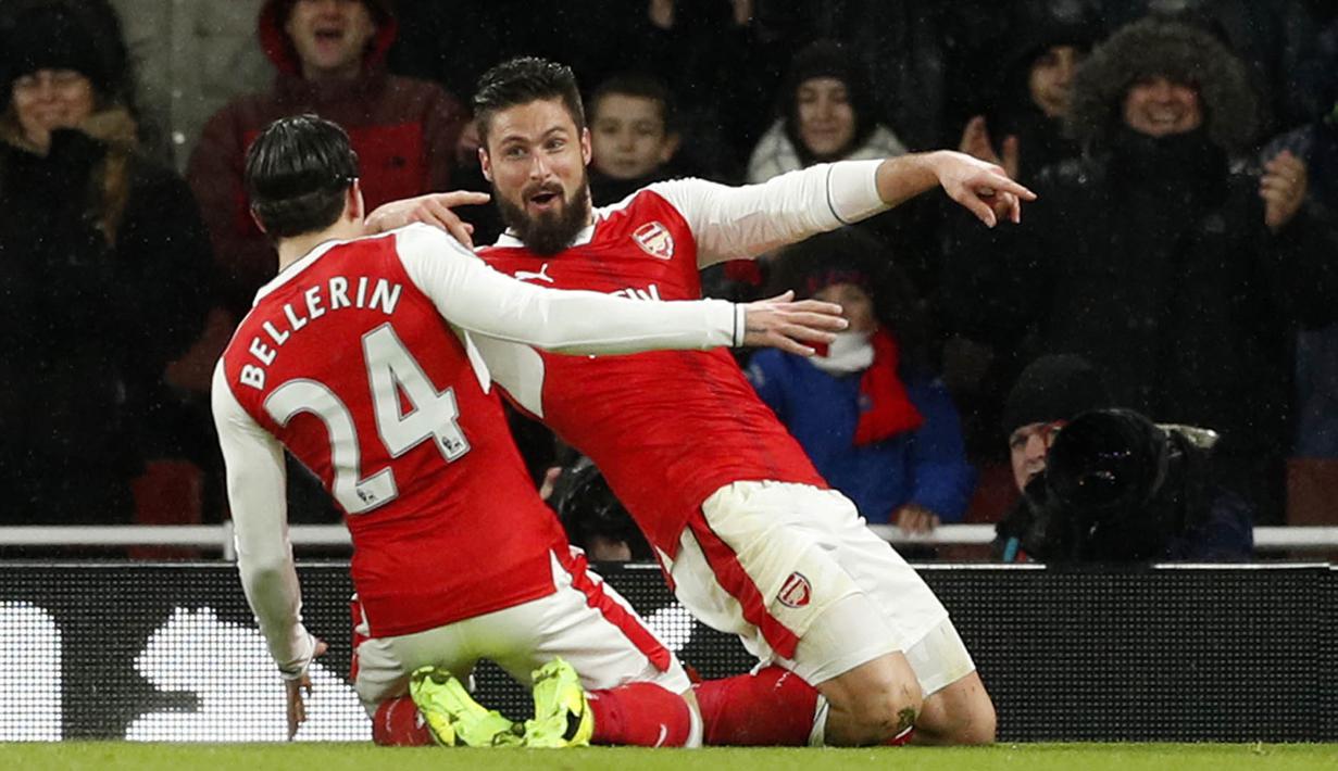 Striker Arsenal, Olivier Giroud, merayakan gol yang dicetaknya ke gawang Crystal Palace pada laga Liga Inggris di Stadion Emirates, Inggris, Minggu (1/1/2016). Arsenal menang 2-0 atas Crystal Palace. (Reuters/John Sibley)
