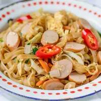 Seblak Kwetiau/copyright by Aris Setya (Shutterstock)