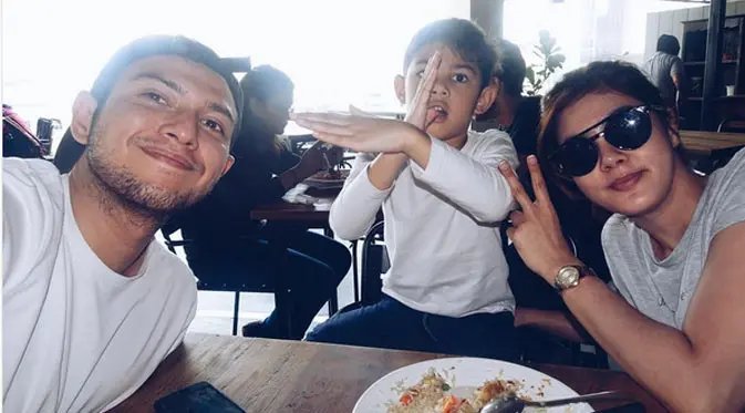 Pernikahan Rifky dan Biby kabarnya akan berlangsung pada awal tahun 2018. Namun keduanya sudah berpacaran sejak tiga tahun silam. Tak heran jika foto ini tampak seperti keluarga bahagia. (Instagram/rifkybalweel)