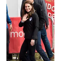 Seperti di foto ini, Kate memilih untuk tampil dengan outfit hitamnya. Namun suasana gelap itu menjadi semakin kece dengan sneakers putih yang dipakainya itu. (Foto: Cliqueinc.com)