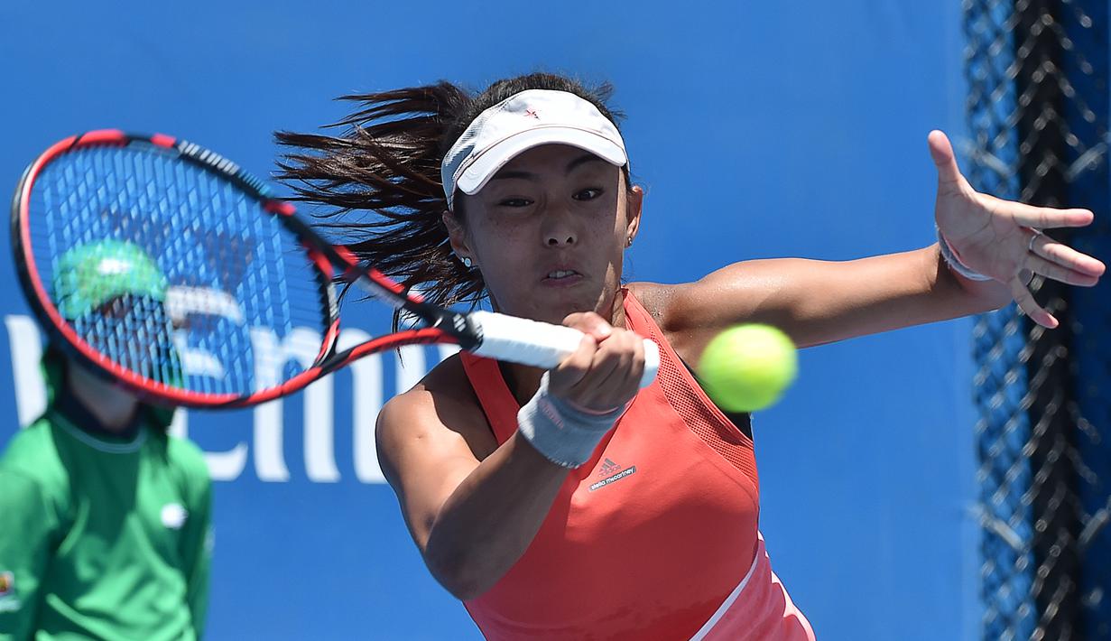 Petenis asal Cina Wang Qiang mengembalikan bola pukulan petenis asal Jerman Anna-Lena Friedsam pada turnamen Australia Terbuka di Melbourne, Australia, (20/1/2016). (AFP PHOTO/PAUL CROCK)