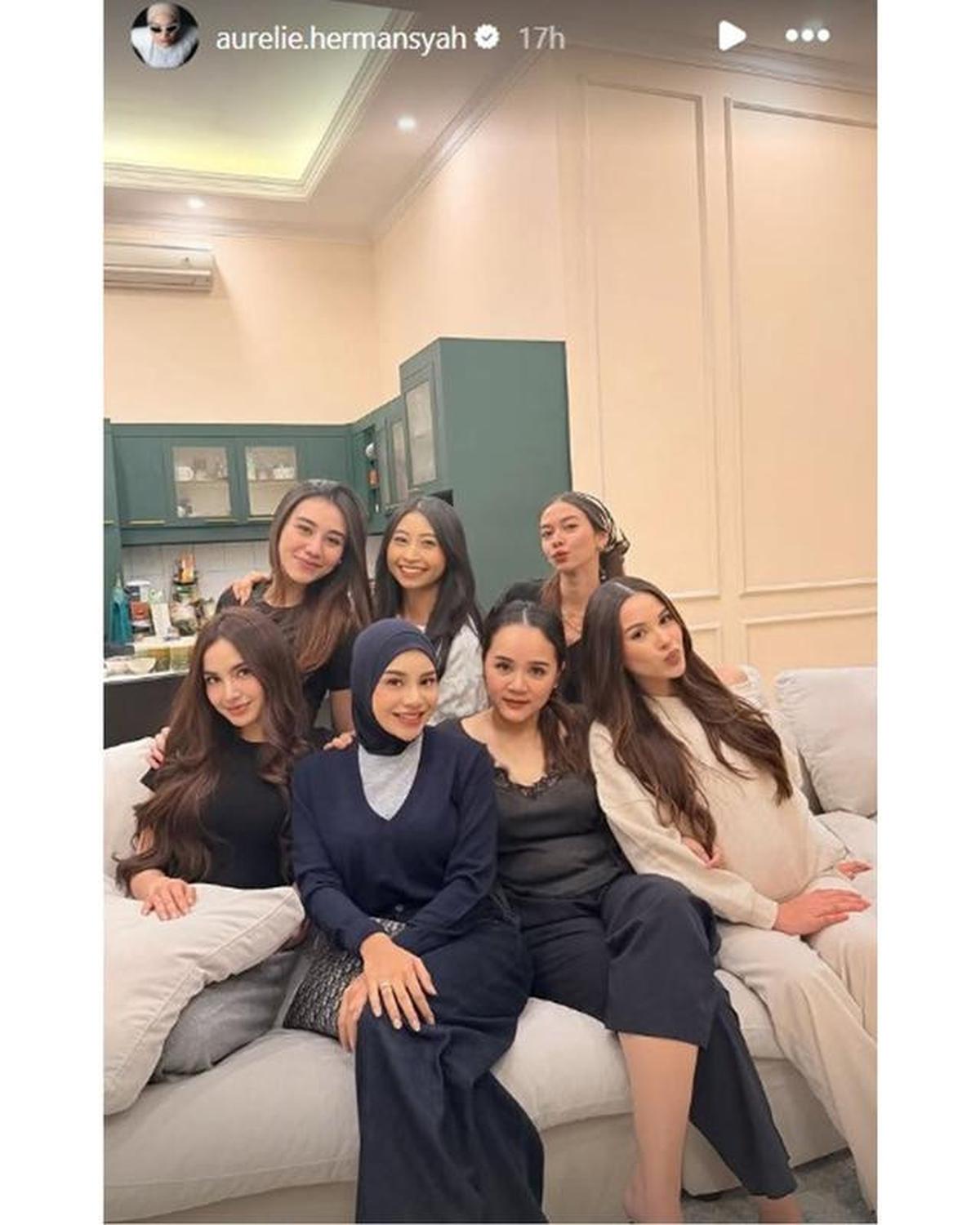 6 Potret Dapur dan Meja Makan di Rumah Aaliyah Massaid saat Bukber Geng Artis