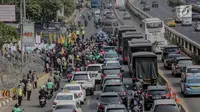 Sejumlah kendaraan terjebak kemacetan di sekitar Gedung DPR/MPR RI, Jakarat, Selasa (24/9/2019). Kemacetan tersebut diakibatkan aksi demo yang dilakukan mahasiswa dengan buruh tani. (liputan6.com/Faizal Fanani)
