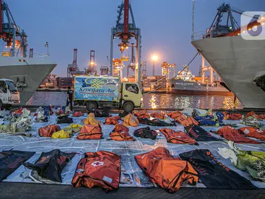 Truk-truk membawa serpihan Sriwijaya Air SJ 182 dari Terminal JICT 2, Tanjung Priok, Jakarta, Kamis (21/1/2020).  Serpihan Sriwijaya Air SJ 182 dipindahkan dari Terminal JICT 2 ke kantor KNKT untuk dilakukan pemeriksaan dan identifikasi. (Liputan6.com/Faizal Fanani)