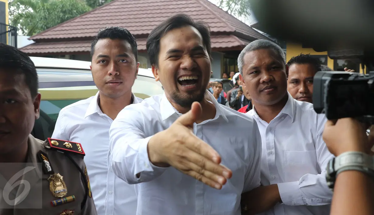 Pedangdut Saipul Jamil saat akan menyalami pewarta ketika tiba di Kejaksaan Negeri Jakarta Utara, Senin (4/4). Setelah penyerahan barang bukti dan Saipul Jamil, Kejari Jakut segera mengajukan jadwal persidangan ke Pengadilan (Liputan6.com/Herman Zakharia)