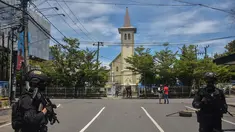 Polisi berjaga di luar gereja setelah ledakan di Makassar (28/3/2021). Ledakan diduga bom terjadi di depan Gereja Katedral Makassar, Sulawesi Selatan pada Minggu (28/3/2021). (AFP/Indra Abriyanto)