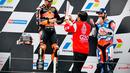 Presiden Joko Widodo memberikan piala kepada pemenang MotoGP Indonesia 2022 Miguel Oliveira di Sirkuit Mandalika, Lombok, Nusa Tenggara Barat, Minggu (20/3/2022). (Foto: Laily Rachev-Biro Pers Sekretariat Presiden)