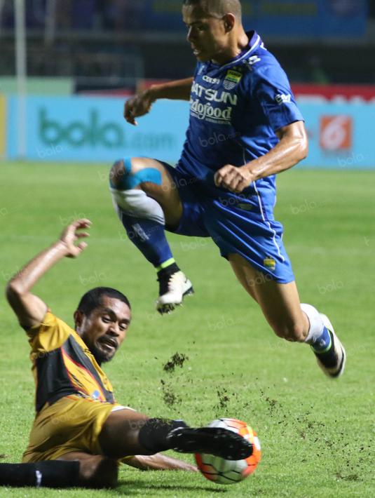 Pemain Persib Bandung, Tantan menghindar dari terjangan pemain Mitra Kukar, Zulchrizal Gamal  pada laga Torabika SC 2016 di Stadion Gelora Bandung Lautan Api, Sabtu (18/6/2016). Persib Menang 2-1.(Bola.com/Nicklas Hanoatubun)