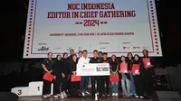 Ketua umum NOC Indonesia, Raja Sapta Oktohari, menyerahkan secara simbolis dana Olympic Solidarity yang diberikan Komite Olimpiade Internasional (IOC) untuk atlet-atlet yang berpartisipasi di Olimpiade 2024 di Paris. (Dok. NOC Indonesia/Naif Muhammad Al'as)