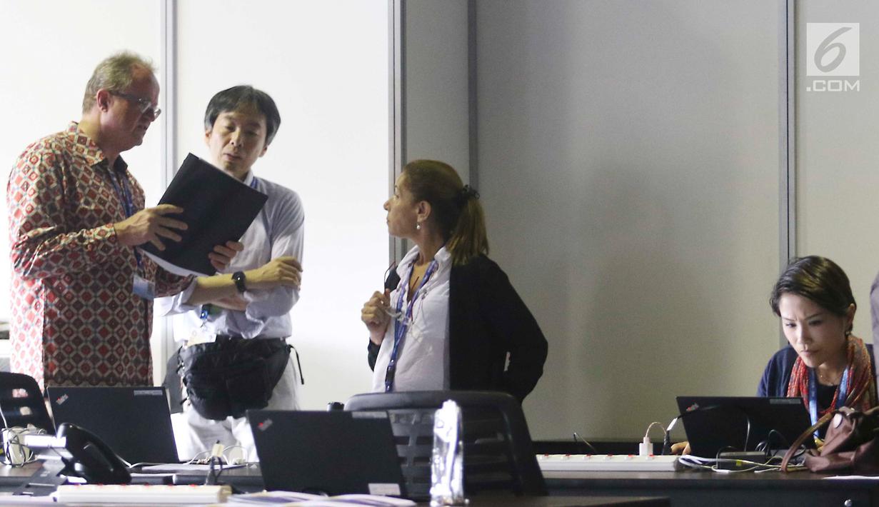 Aktivitas jurnalis berbagai negara saat meliput pertemuan tahunan IMF-Bank Dunia di Nusa Dua, Bali, Senin (8/10). Jumlah peserta pertemuan tahunan ini diperkirakan mencapai 15.000 orang dari 189 negara. (Liputan6.com/Angga Yuniar)