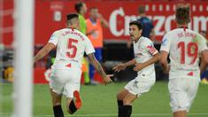Pemain Sevilla merayakan gol yang dicetak Lucas Ocampos ke gawang Eibar pada laga lanjutan La Liga pekan ke-34 di Estadio Ramon Sanchez Pizjuan, Selasa (7/7/2020) dini hari WIB. Sevilla menang 1-0 atas Eibar. (AFP/Cristina Quicler)