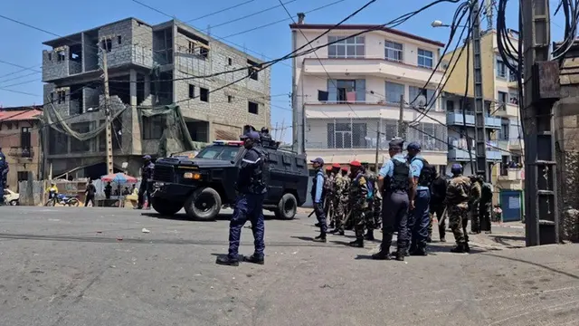 Pasukan keamanan dan perwira militer memblokir akses menuju alun-alun bagi para pengunjuk rasa di Antananarivo, Madagaskar, pada Kamis (25/9/2025).
