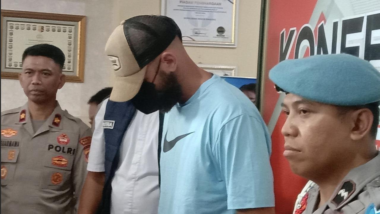 Bule Asal Perancis Tendang Polisi Saat Ditangkap, Ternyata Mau Edarkan Ganja dan Kokain