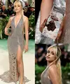 Camila Cabello sukses menyedot perhatian saat memadukan gaun  Ludovic de Saint Sernin bertabur  250.000 kristal Swarovski-nya dengan mawar hitam yang membeku di balok es. “Tanganku sungguh dingin. Saya tidak bisa merasakan tangan saya,” katanya kepada wartawan sambil memegang tas tangannya yang sedingin es. [@bbafmagazine]