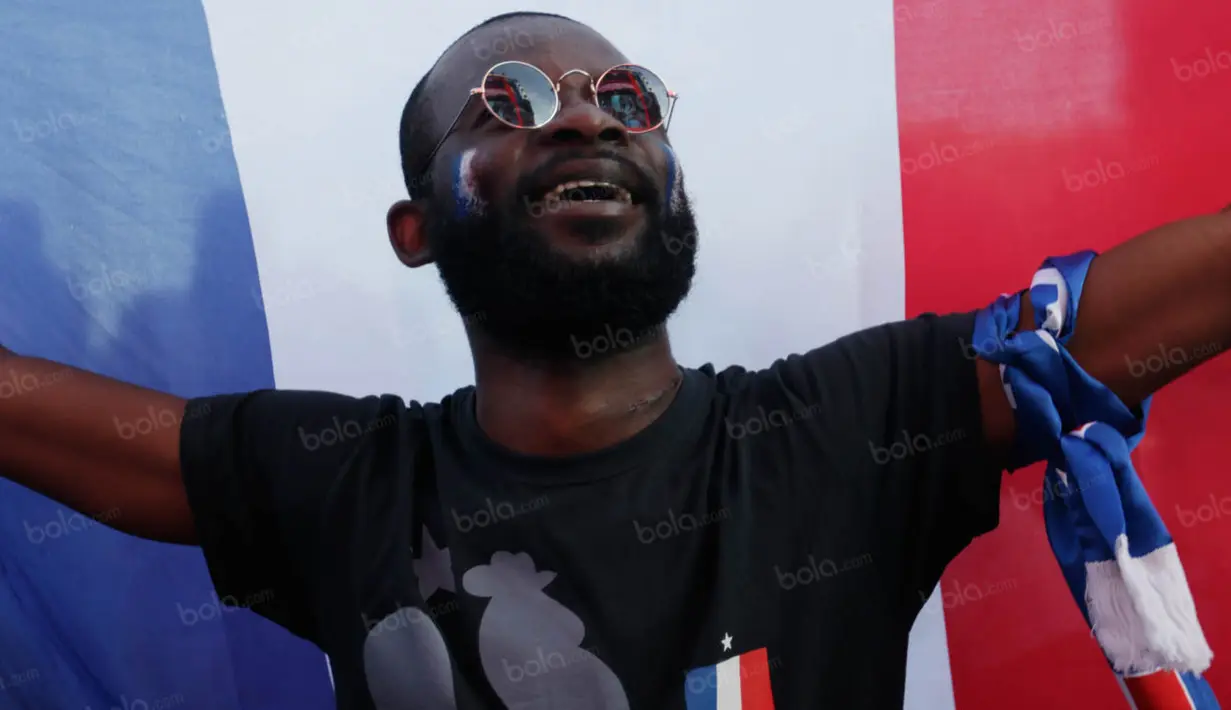 Pesta pendukung Prancis akhirnya terjadi pada akhir babak pertama berkat gol Antoine Griezmann ke gawang Jerman. (Bola.com/Vitalis Yogi Trisna)