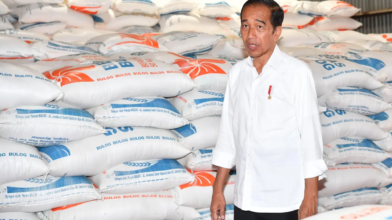 Presiden Joko Widodo (Jokowi) meninjau langsung Gudang Beras Bulog di Pematang Kandis,Kabupaten Merangin, Jambi.