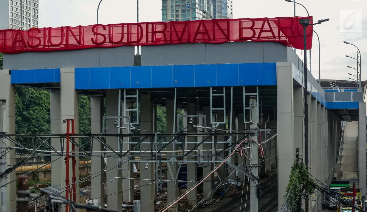 Suasana area pembangunan Stasiun Sudirman Baru di Kawasan Dukuh Atas, Jakarta, Rabu (22/11). Nantinya Stasiun Sudirman Baru akan terintegrasi dengan Stasiun Sudirman (untuk pengguna KRL) serta Bus Transjakarta, MRT dan LRT. (Liputan6.com/Faizal Fanani)