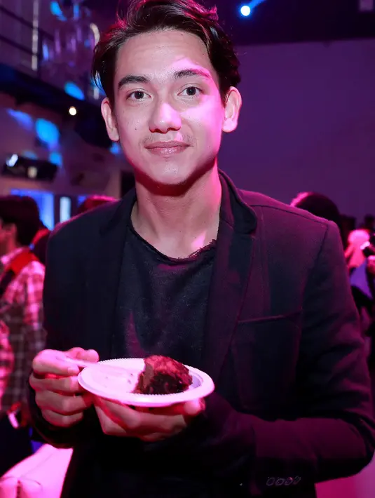 Adipati bersikeras menutup hubungan asmaranya ke publik. Hanya sedikit kata yang ia jawab dari pertanyaan seputar kabar tersebut. (Galih W. Satria/Bintang.com)
