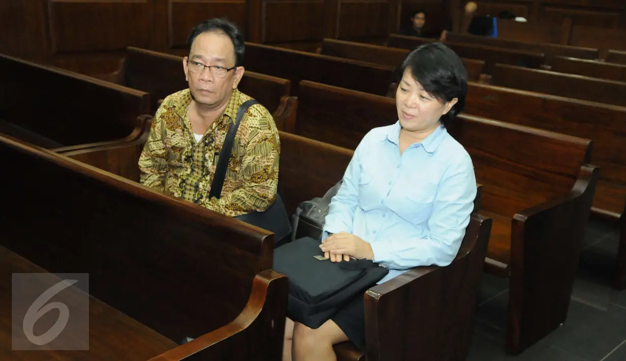 Direktur CV Semesta Berjaya Xaveriandy Sutanto dan istrinya, Memi, saat akan menjalani sidang vonis di Pengadilan Tipikor Jakarta, Rabu (4/1). (Liputan6.com/Helmi Afandi)