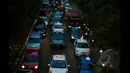 Jalan Jenderal Sudirman, Jakarta, seolah berubah menjadi areal parkir kendaraan pribadi saat jam pulang kerja, seperti yang terlihat pada Senin (26/1/2015). (Liputan6.com/Faizal Fanani)