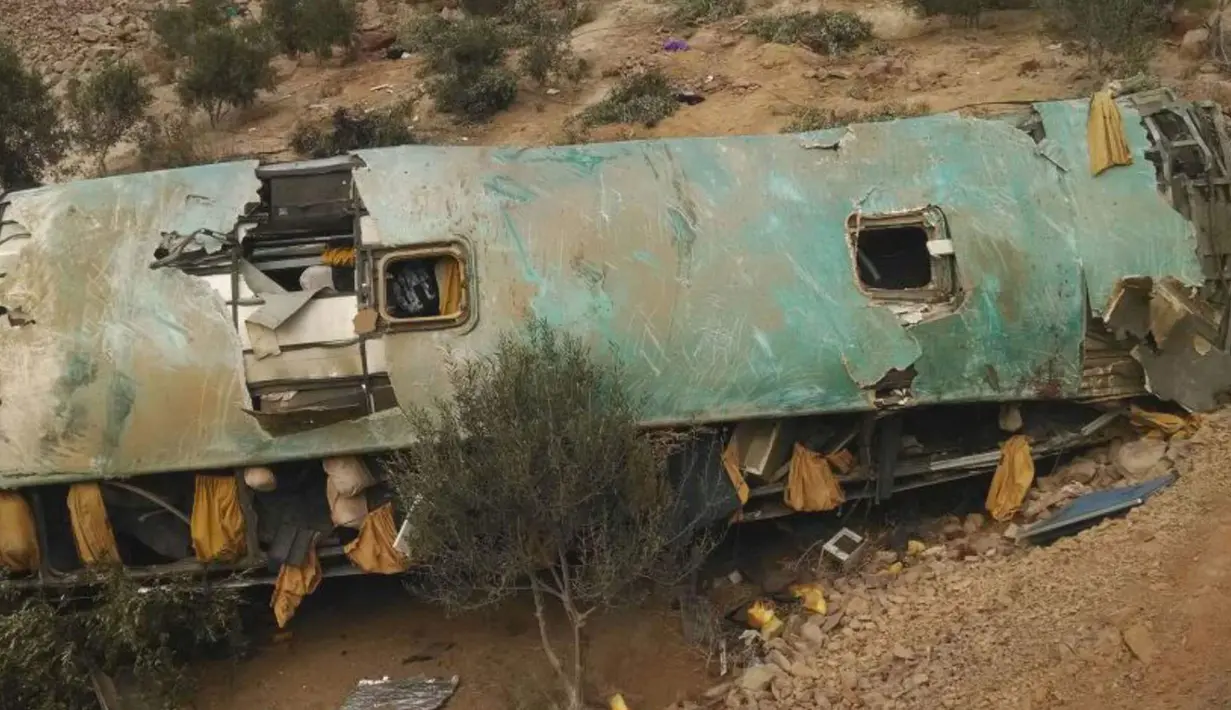 Bangkai sebuah bus sarat penumpang yang terjatuh ke dasar jurang di provinsi Arequipa, Peru selatan, Rabu (21/2). Bus terperosok saat membelok di jalanan menanjak di kawasan pegunungan di Peru selatan. (Andina News Agency via AP)