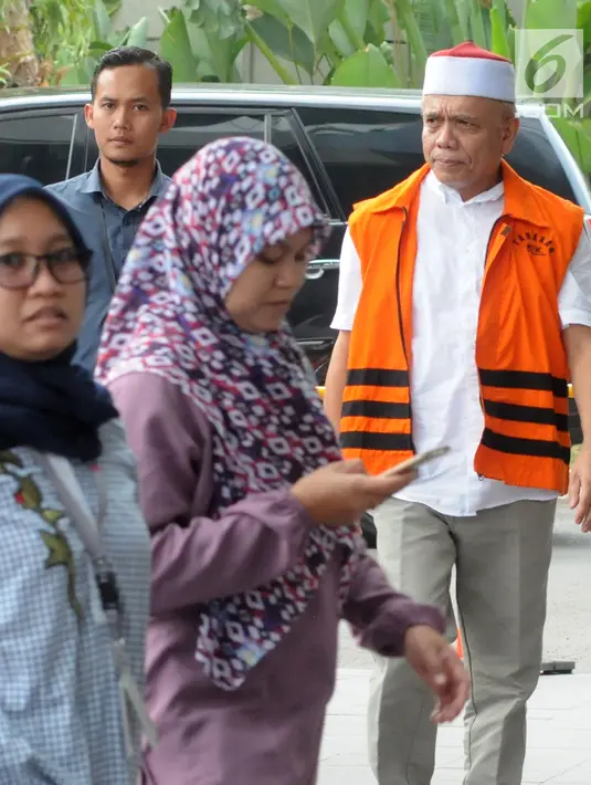 Gubernur nonaktif Aceh Irwandi Yusuf (kanan) saat tiba di Gedung KPK, Jakarta, Jumat (24/8). Irwandi Yusuf diperiksa sebagai saksi untuk tersangka T Syaiful Bahri. (Merdeka.com/Dwi Narwoko)