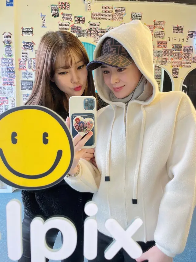 Gantikan Hijab, 8 Inspirasi Outfit Ayana Moon dengan Topi dan Hoodie