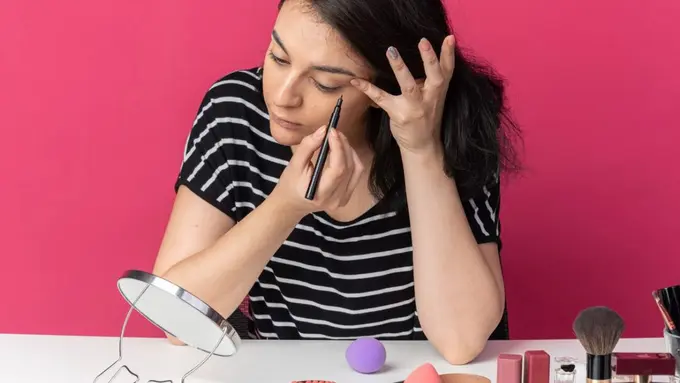 Makeup mata yang natural untuk hasil no makeup look