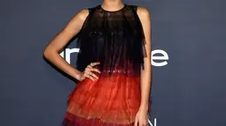 Aktris Zendaya berpose saat menghadiri acara tahunan InStyle Awardske-3  di Los Angeles, California, Senin (23/10). Wanita 21 tahun itu datang dengan rambut keriting yang dibuat besar tatanannya hingga rambutnya jadi kribo. (Chris Pizzello/Invision/AP)
