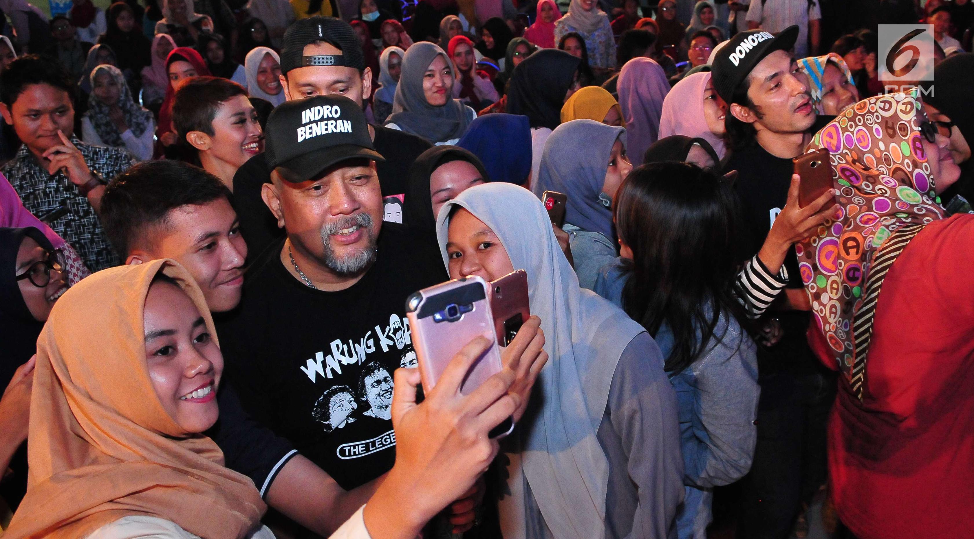 Sejumlah peserta berselfie dengan pemain Warkop DKI Reborn: Jangkrik Boss Part 2 selama acara Emtek Goes to Campus 2017 di Universitas Airlangga, Surabaya, Jatim, Rabu (13/9). (Liputan6.com/Helmi Afandi)