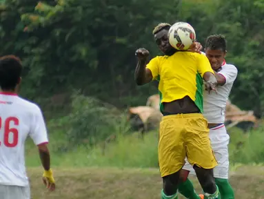 Timnas U-23 Indonesia melakukan latih tanding dengan beberapa pemain asing di POR Sawangan, Depok, Rabu (31/12/2014). (Liputan6.com/Helmi Fithriansyah)