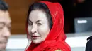 Istri mantan Perdana Menteri Malaysia Najib Razak, Rosmah Mansor memenuhi panggilan Komisi Antikorupsi Malaysia (MACC) di Putrajaya, Selasa (6/5). Rosmah dimintai keterangan terkait unit perusahaan 1Malaysia Development Berhad (1MDB). (AP/Vincent Thian)