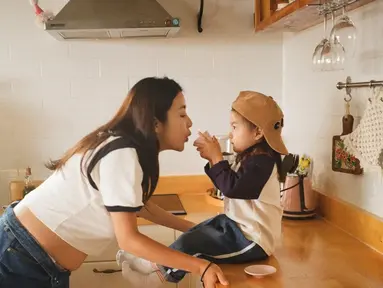 Kang Sora dan putri pertamanya (Foto: Instagram/ reveramess_)
