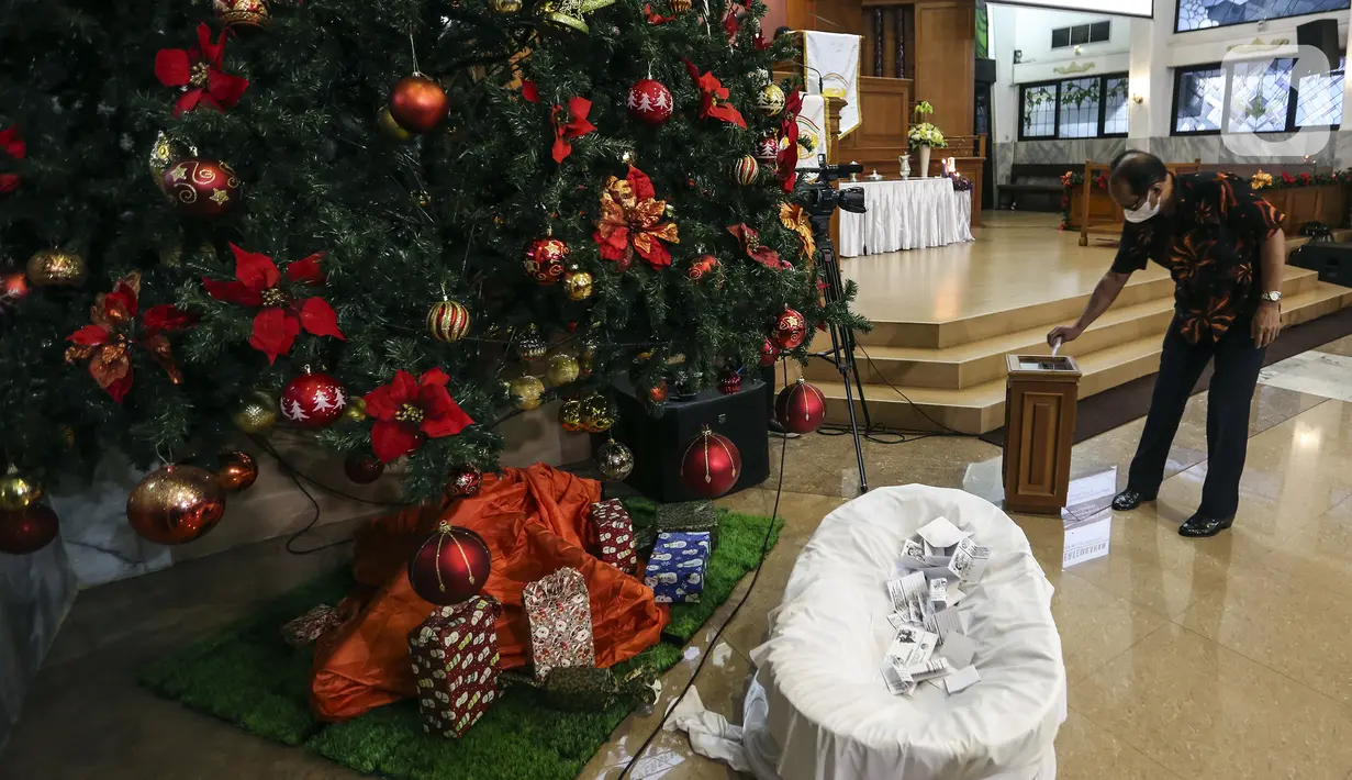 Jemaat mengikuti ibadah perayaan malam Natal di Gereja Protestan Indonesia Bagian Barat (GPIB) Effatha, Jakarta, Jumat (24/12/2021). Ibadah malam ini membawa pesan untuk terus berpengharapan dan bersukacita di tengah situasi yang sulit karena pandemi COVID-19. (Liputan6.com/Johan Tallo)