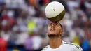 Pemain baru Real Madrid, Eden Hazard mengontrol bola dengan kepalanya di stadion Santiago Bernabeu di Madrid, Spanyol (13/6/2019). Real Madrid mengumumkan telahresmi membeli pemain asal Belgia tersebut dari klub Inggris, Chelsea. (AFP Photo/Gabriel Bouys)