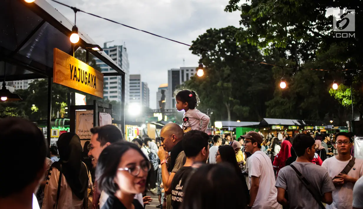 Pengunjung  mengamati produk kerajinan UKM dalam acara MakerFest 2018 di Gelora Bung Karno, Senayan, Jakarta, Minggu (16/12). Sebanyak 102 UMKM berpartisipasi dalam Gerakan Bangga Kreasi Lokal di Makerfest Indonesia. (Liputan6.com/Faizal Fanani)