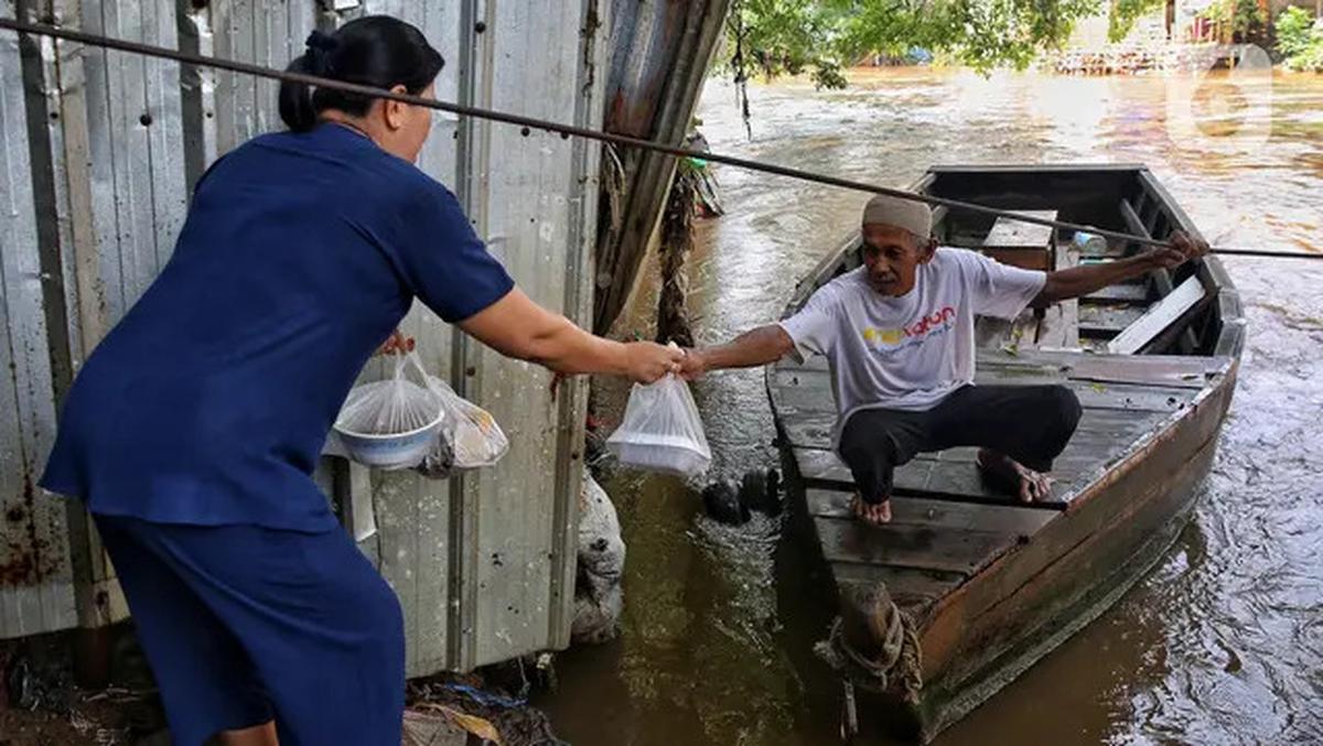 Tak Tergerus Zaman, Perahu Eretan Kali Ciliwung Tetap Diminati Warga