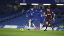 Gelandang Chelsea, Kai Havertz membawa bola saat bertanding mleawan Leeds United pada pertandingan lanjutan Liga Inggris di Stamford Bridge di London, Inggris, Minggu (6/12/2020). Chelsea menang 3-1 atas Leeds United. (Daniel Leal-Olivas/Pool via AP)