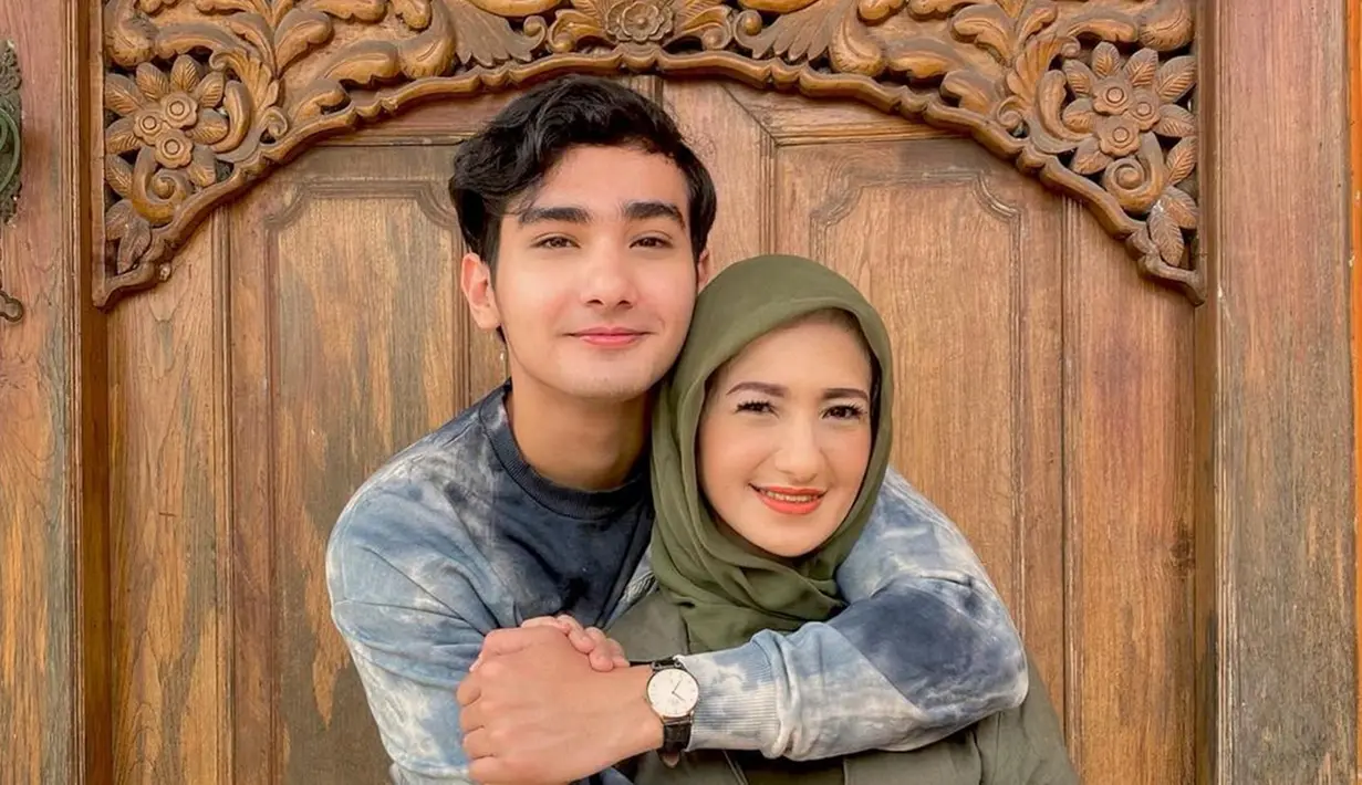 Selain punya paras awet muda, penampilan ibunda Mahdy Reza ini juga kekinian bak ABG. Jika unggah foto bareng sang ibu, netizen ramai memuji pesona ibu Mahdy Reza ini. Ketika pamer senyum, ibu dan anak ini terlihat sangat mirip. Punya ibu yang cantik dan memesona, tentunya sudah dapat ditebak jika paras tampan aktor yang sudah 6 tahun wara wiri di industri hiburan ini turunan dari sang bunda. (Liputan6.com/IG/@mahdyrez)