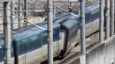 Kereta ekspres yang sebagian tergelincir setelah gempa di Shiroishi, Prefektur Miyagi, Kamis (17/3/2022). Gempa magnitudo 7,3 terjadi berpusat di lepas pantai prefektur Fukushima, Jepang pada Rabu malam, menghancurkan perabotan, mematikan listrik dan menewaskan beberapa orang.  (Kyodo News via AP)