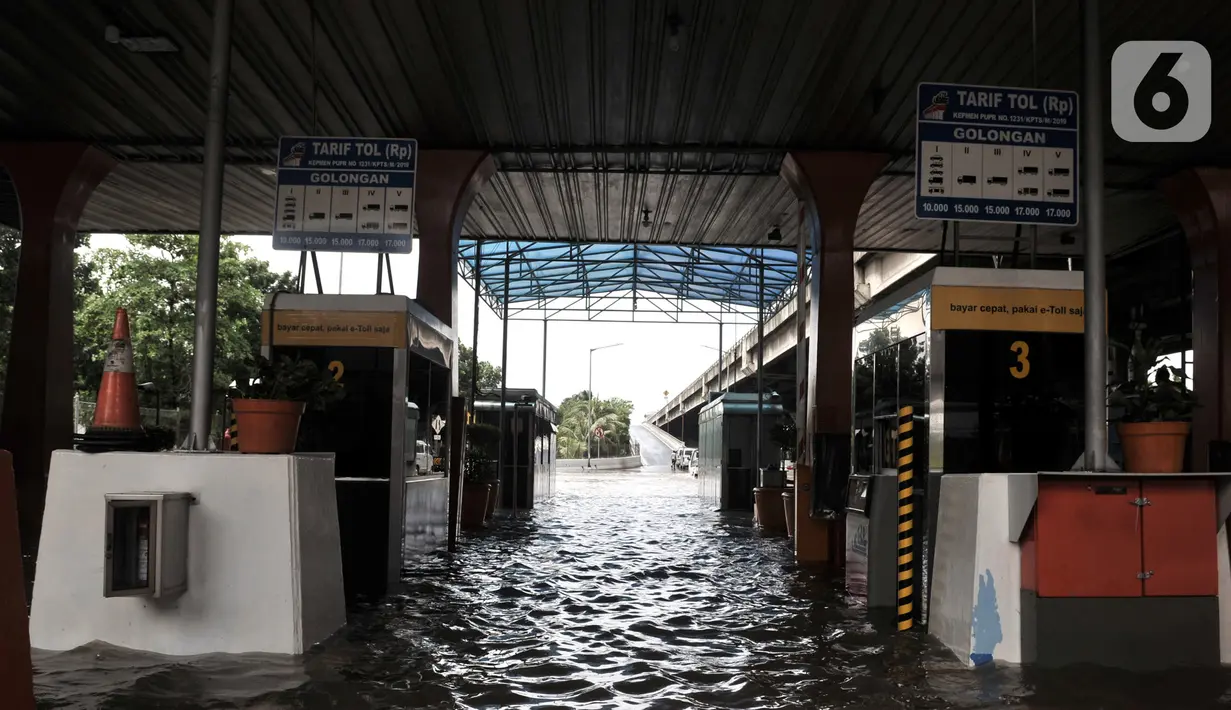 Kondisi banjir saat merendam Gerbang Tol Cempaka Putih, Jakarta, Minggu (23/2/2020). Banjir yang melanda kawasan Cempaka Putih dan sekitarnya menyebabkan Gerbang Tol Cempaka Putih tidak dioperasikan akibat terendam hingga ketinggian mencapai sepinggang orang dewasa. (merdeka.com/Iqbal S. Nugroho)