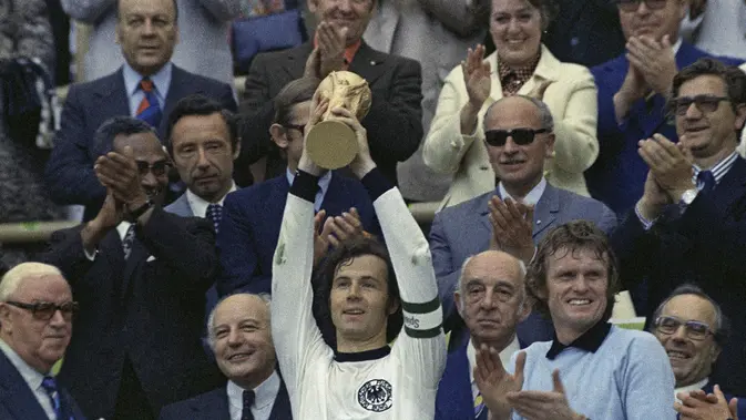Catatan yang impresif di mana Beckenbauer berhasil merengkuh trofi Piala Dunia sebagai pemain dan manajer. (AP Photo, File)