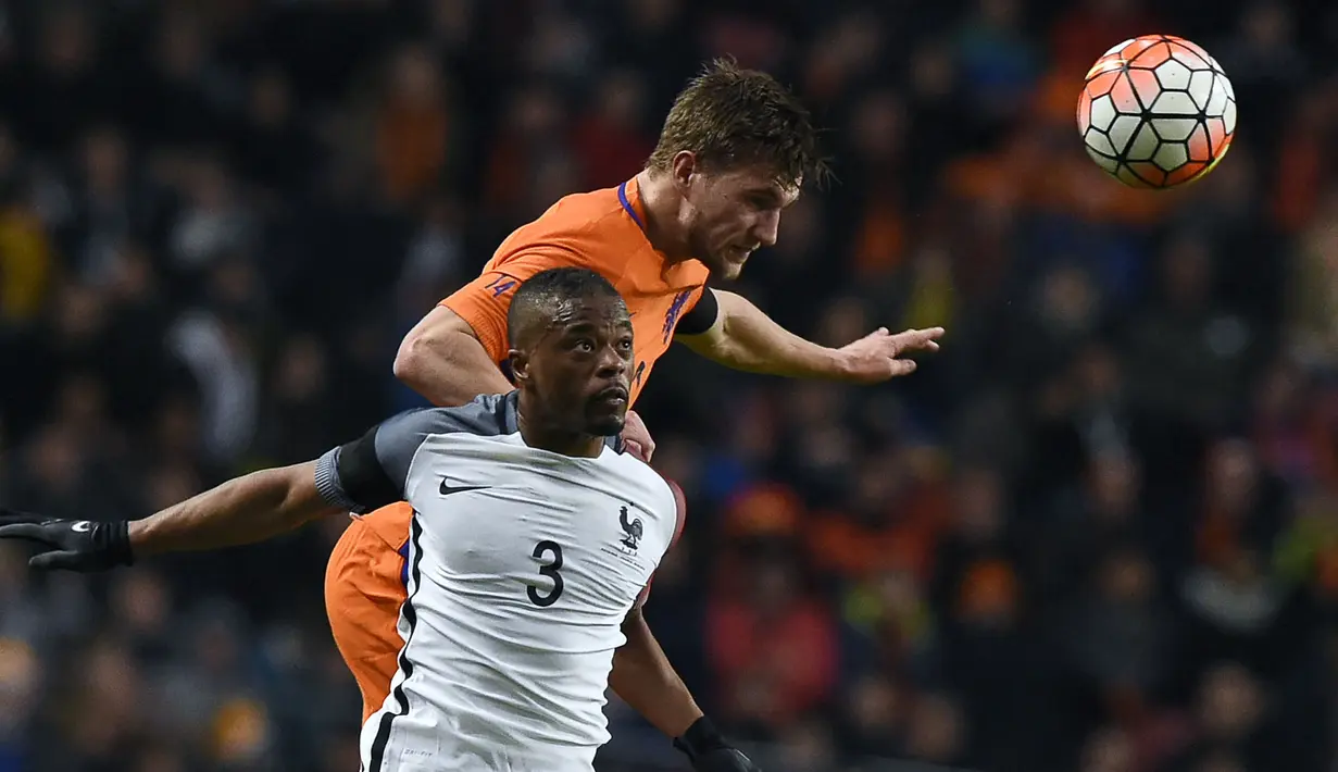 Joël Veltman merupakan pemain Brighton yang mampu tampil impresif pada musim lalu. Hasilnya, ia dipanggil pelatih Frank de Boer untuk memperkuat lini belakang Die Oranje di Euro 2020. Sayangnya ia tak masuk ke dalam skuat asuhan van Gaal pada kualifikasi Piala Dunia kali ini. (Foto: AFP/John Thys)