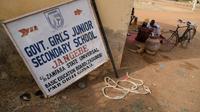Polisi awalnya mengatakan 317 gadis diculik dalam penggerebekan oleh ratusan pria bersenjata di Sekolah Menengah Gadis Pemerintah di desa terpencil Jangebe [Kola Sulaimon / AFP]