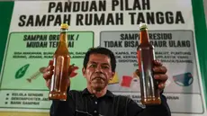 Pengurus RW 01 menunjukkan bahan bakar alternatif atau petasol hasil pengolahan sampah plastik di Jakarta, Senin (19/10/2026). Bahan bakar tersebut merupakan hasil pengolahan sampah plastik dan styrofoam yang dikumpulkan dari lingkungan warga. (KLY/Budy Santoso)